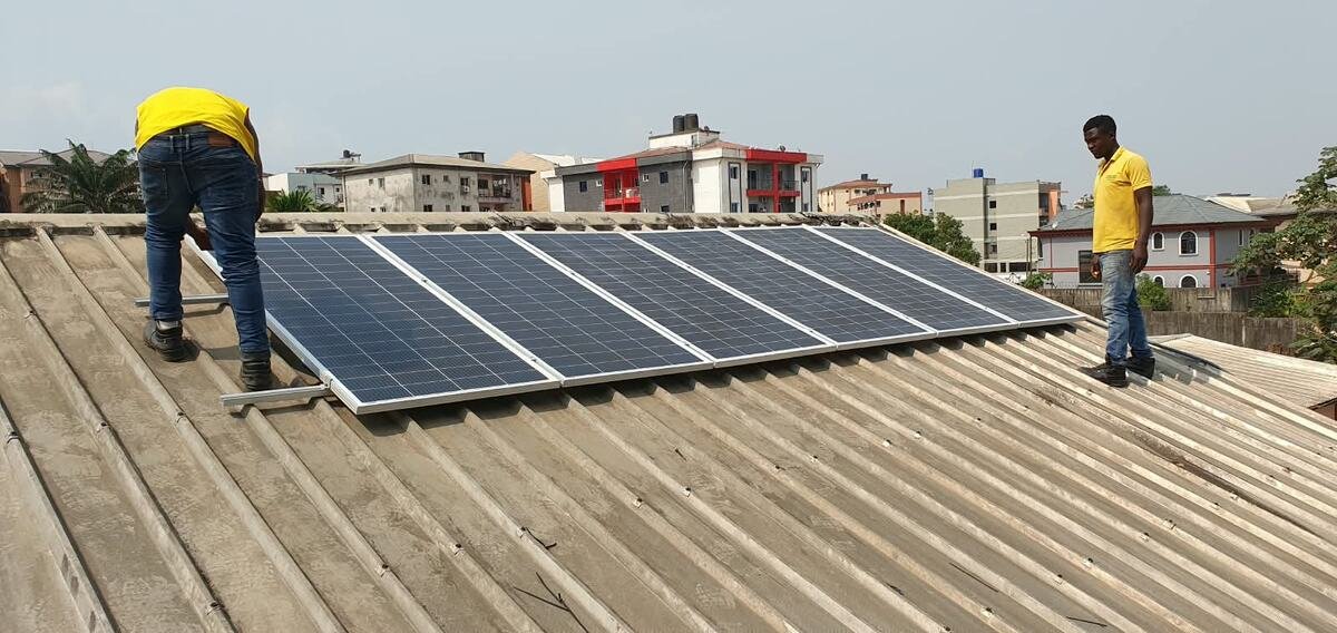 Pose de modules photovoltaïques en toiture — Cameroun Energy