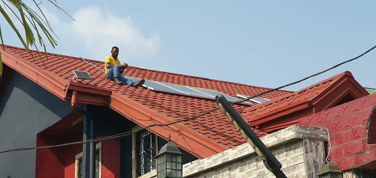 Pose de modules photovoltaïques en toiture — Cameroun Energy