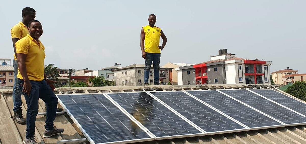 Pose de modules photovoltaïques en toiture — Cameroun Energy