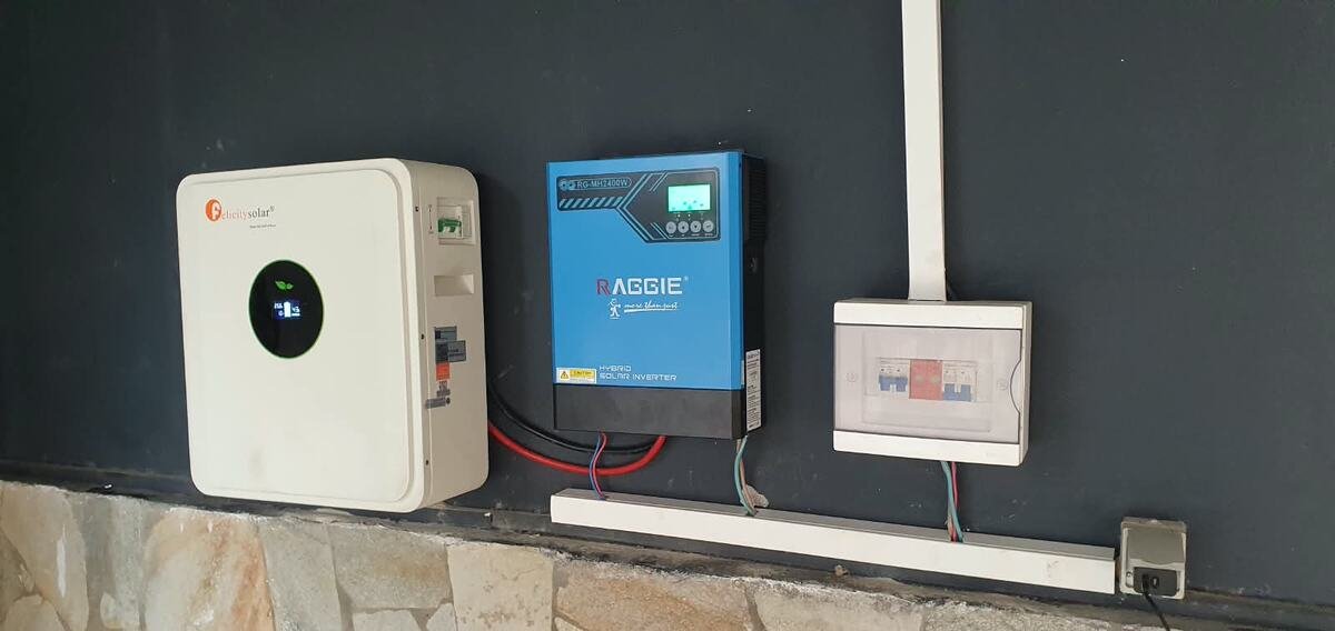Onduleurs hybrides et stockage lithium — Cameroun Energy