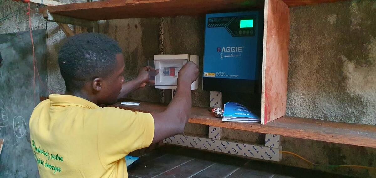 Technicien Cameroun Energy au tableau électrique