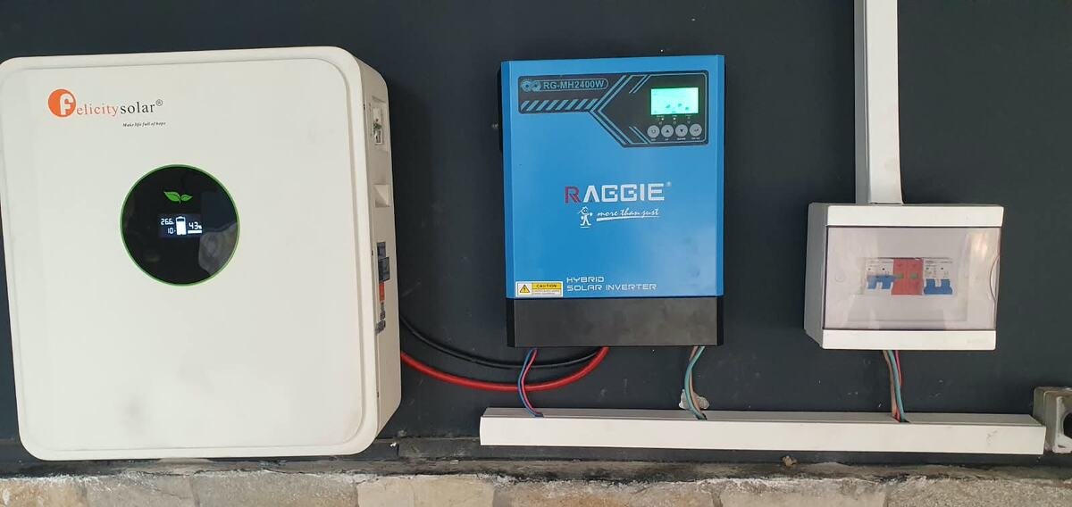 Onduleurs hybrides et stockage lithium — Cameroun Energy