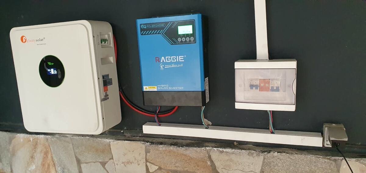 Onduleurs hybrides et stockage lithium — Cameroun Energy