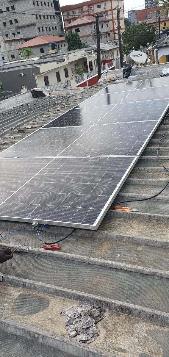 Panneaux photovoltaïques posés par Cameroun Energy en toiture