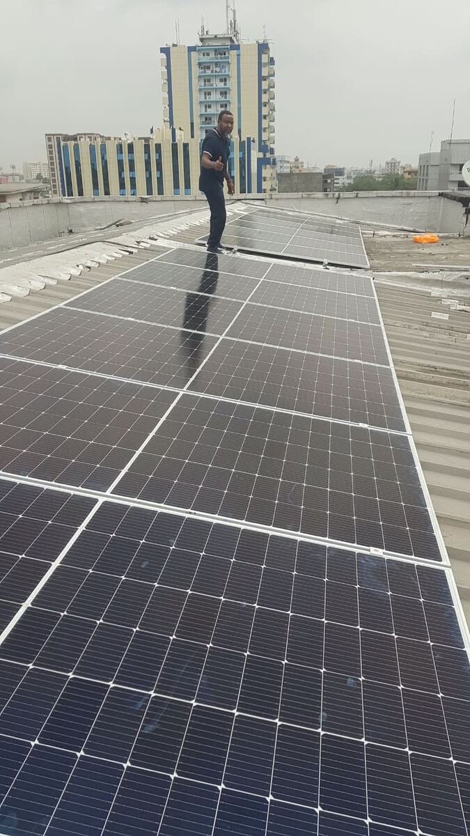 Grand chantier — centrale solaire en toiture — Cameroun Energy
