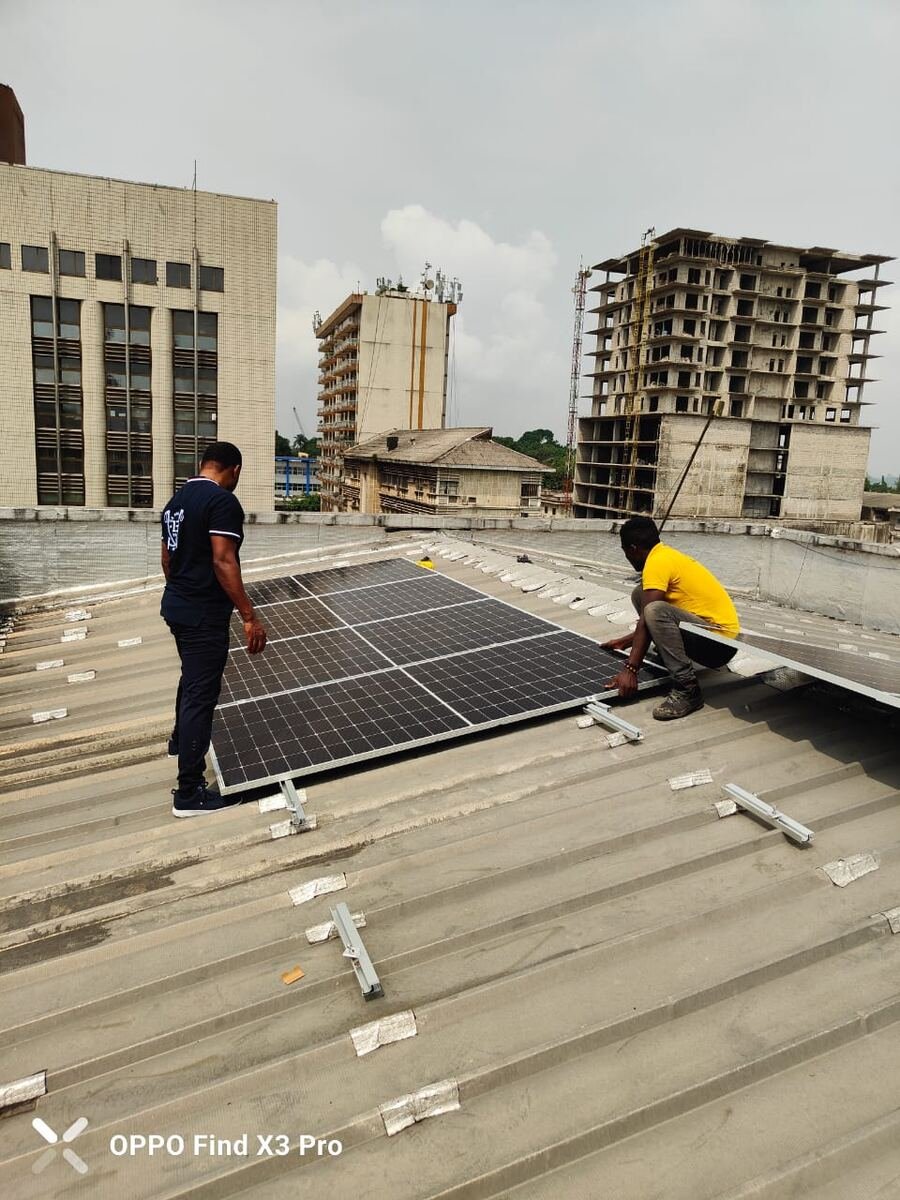 Grand chantier — centrale solaire en toiture — Cameroun Energy