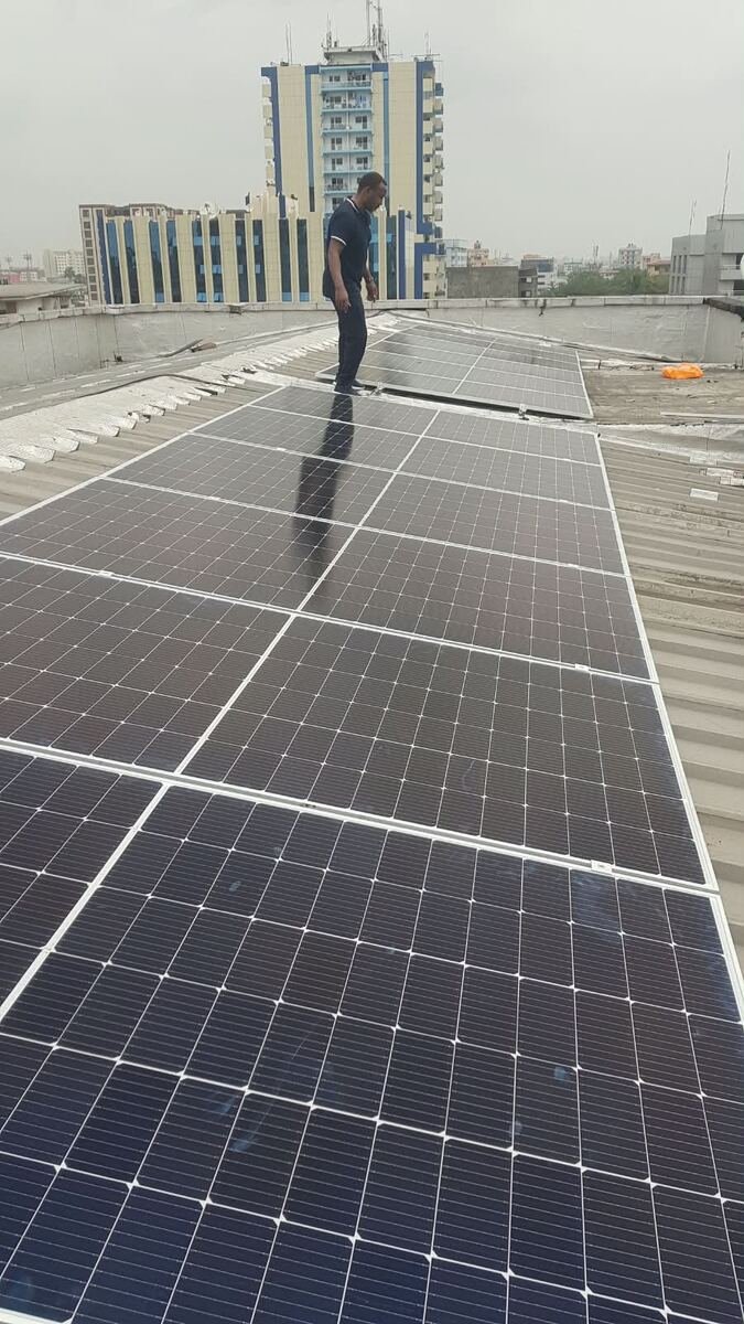 Grand chantier — centrale solaire en toiture — Cameroun Energy