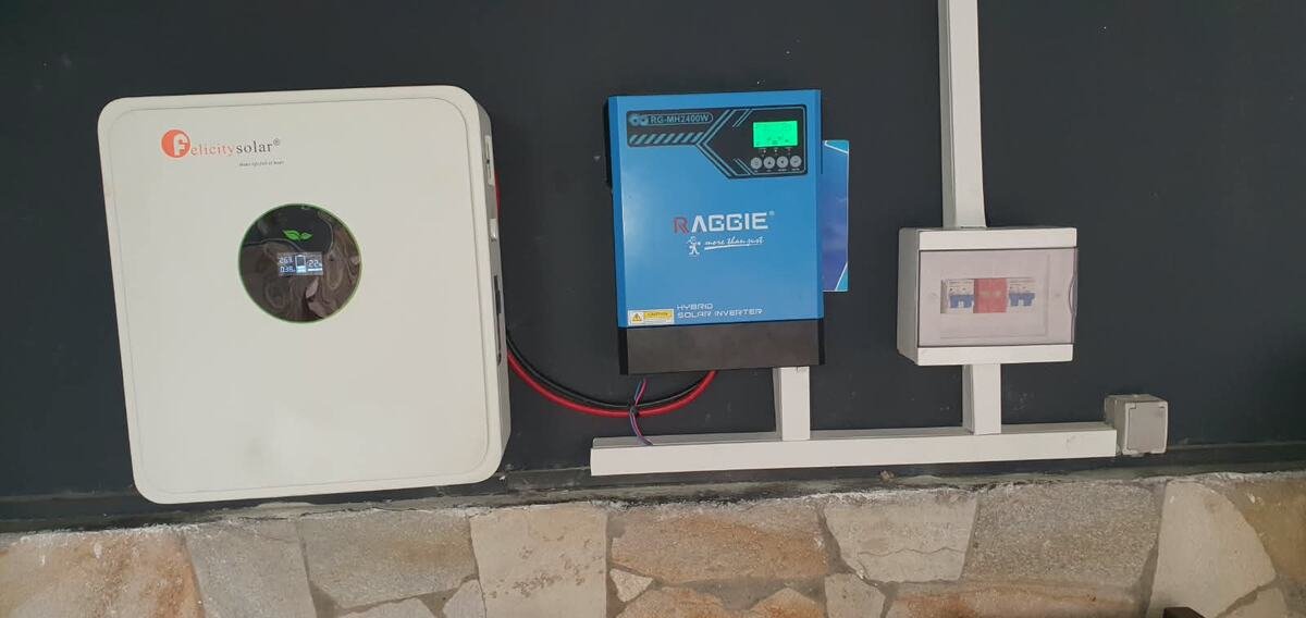 Armoire technique avec onduleur hybride et batterie lithium installée par Cameroun Energy SA